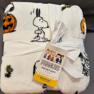 New Peanuts Halloween throw blanket 50in x 70 in
